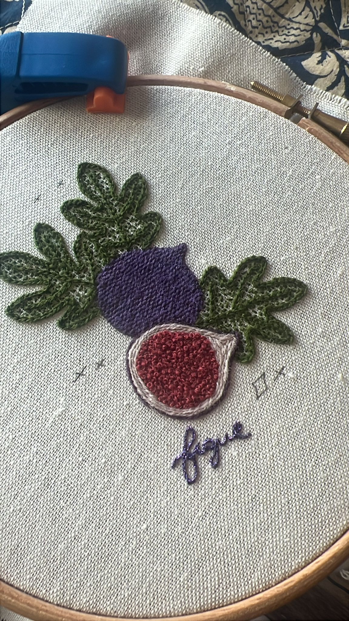 Broderie de figues en laine réalisée à l’atelier Faïença.