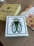 Kit de broderie Cigale Faïença dans sa boîte cadeau