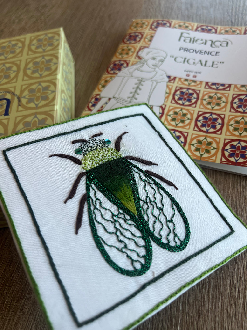 Kit broderie Cigale, tambour, fils de soie et livret