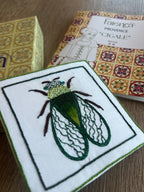 Kit broderie Cigale, tambour, fils de soie et livret