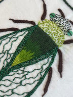 Détail kit broderie Cigale, fils métallisés verts