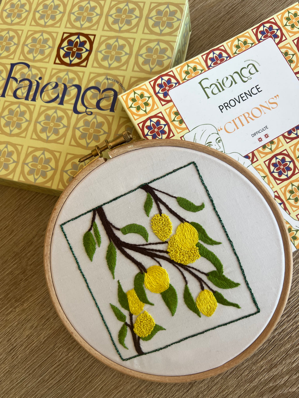 Kit de broderie Citron Faïença dans sa boîte, prêt à offrir