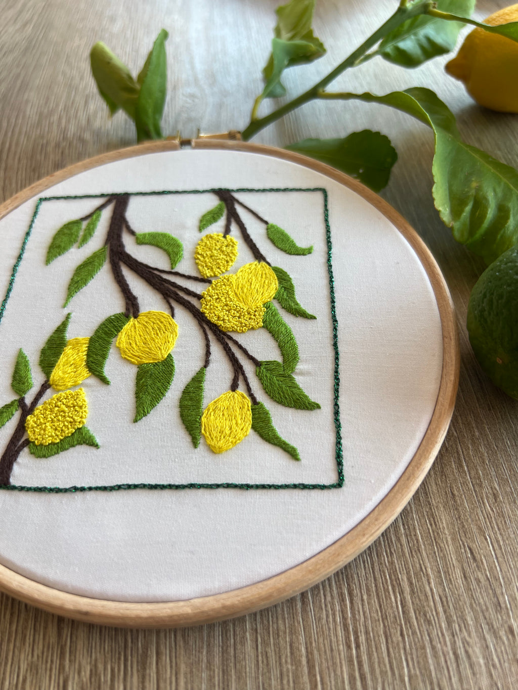 Détail kit broderie Citron, fils colorés