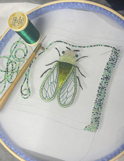 Motif de broderie Cigale sur tissu, broderie traditionnelle française