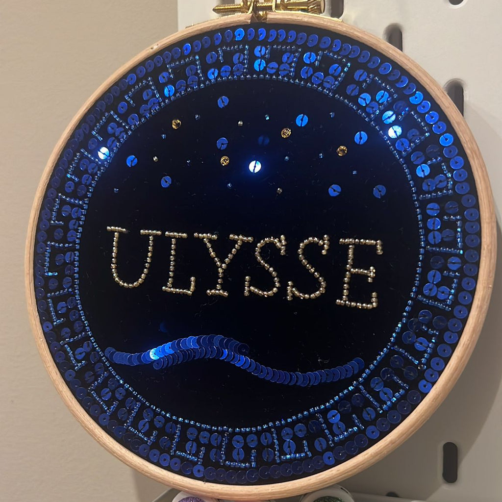 Broderie personnalisée naissance, prénom et motif floral sur tambour Faïença