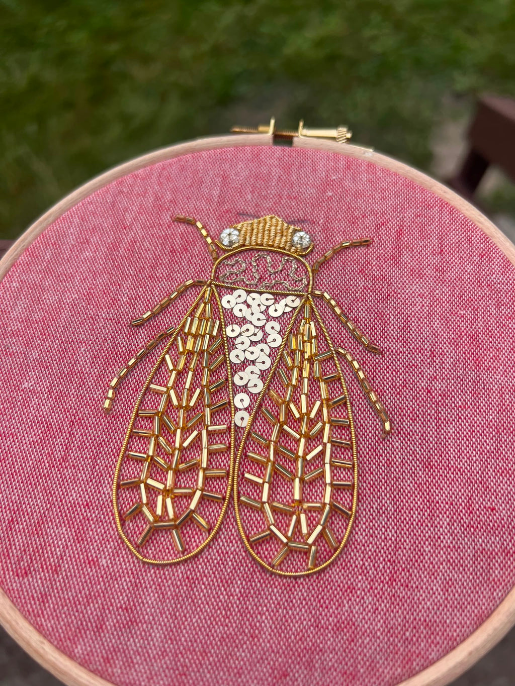 Cigale brodée à la main | Broderie d’art provençale