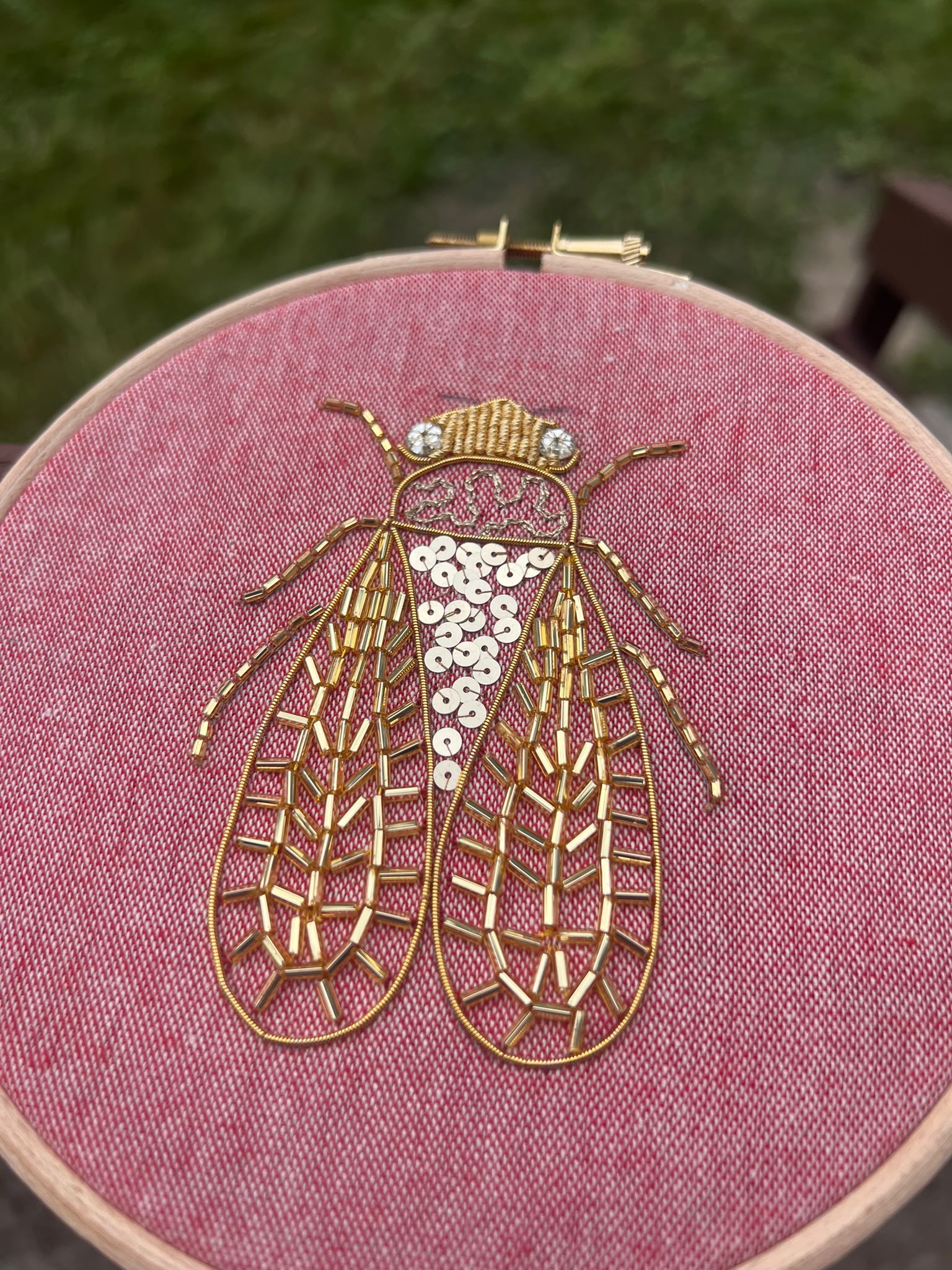 Cigale brodée à la main | Broderie d’art provençale