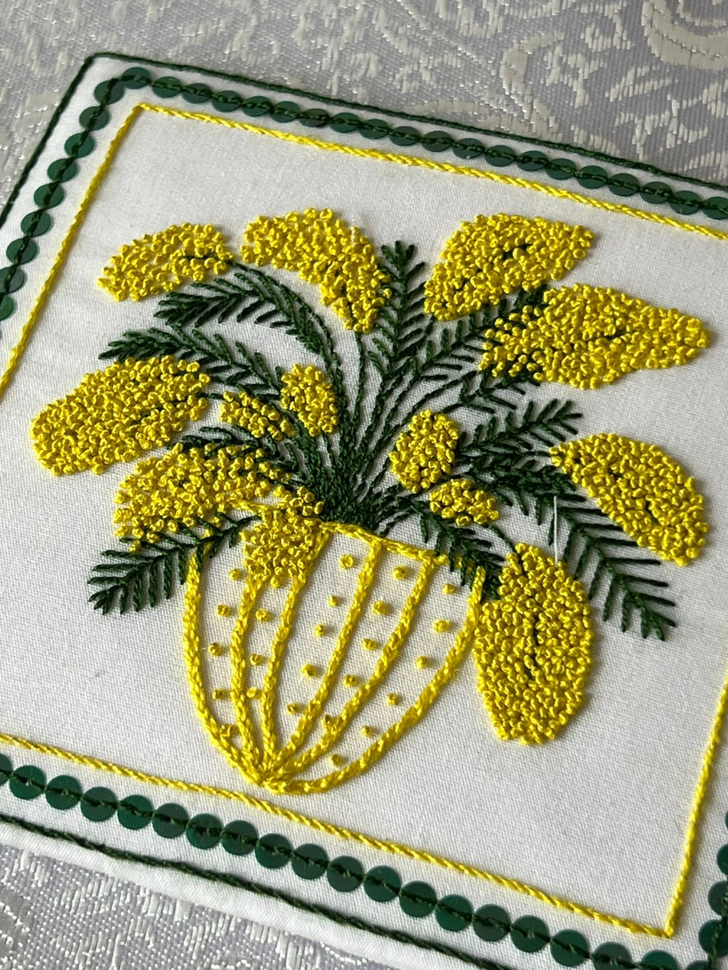 Motif de broderie Mimosa Faïença, fleurs jaunes brodées à la main, inspiration Provence