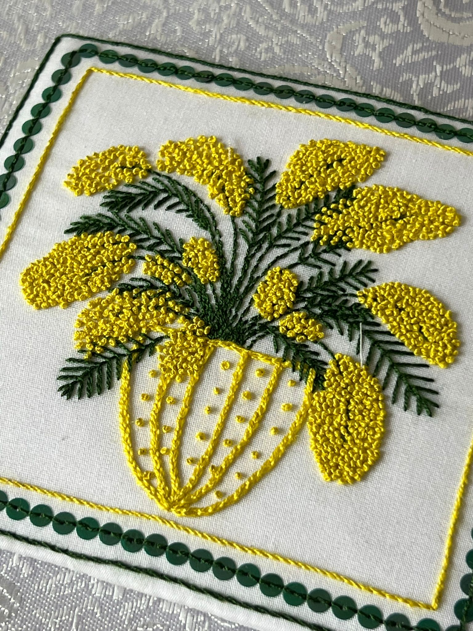 Motif de broderie Mimosa Faïença, fleurs jaunes brodées à la main, inspiration Provence