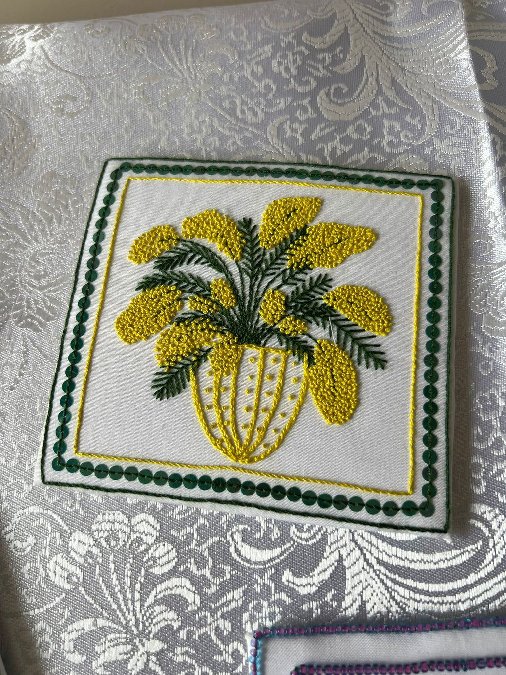 Broderie Mimosa provençale sur tissu clair, détail des fils