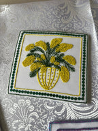 Broderie Mimosa provençale sur tissu clair, détail des fils