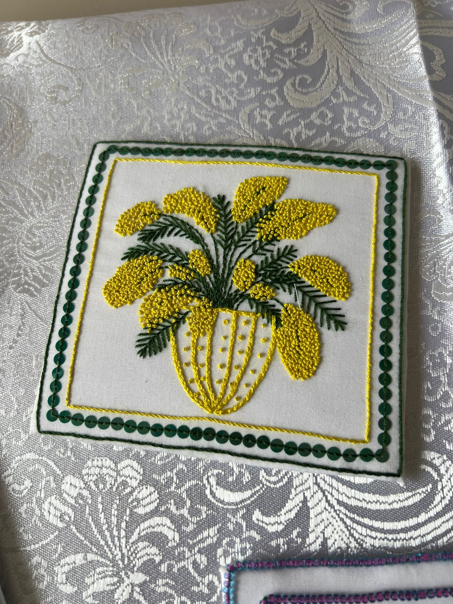 Broderie Mimosa provençale sur tissu clair, détail des fils