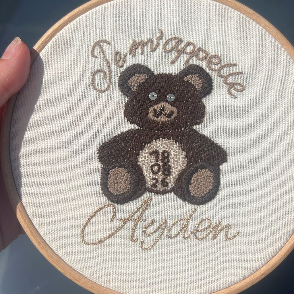 Broderie personnalisée sur tambour - Prénom + motif floral ou fruité | Cadeau naissance fait main